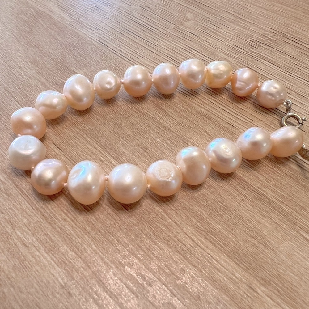 Raw pink and white Pearl bracelet. Will fit small wrists only!